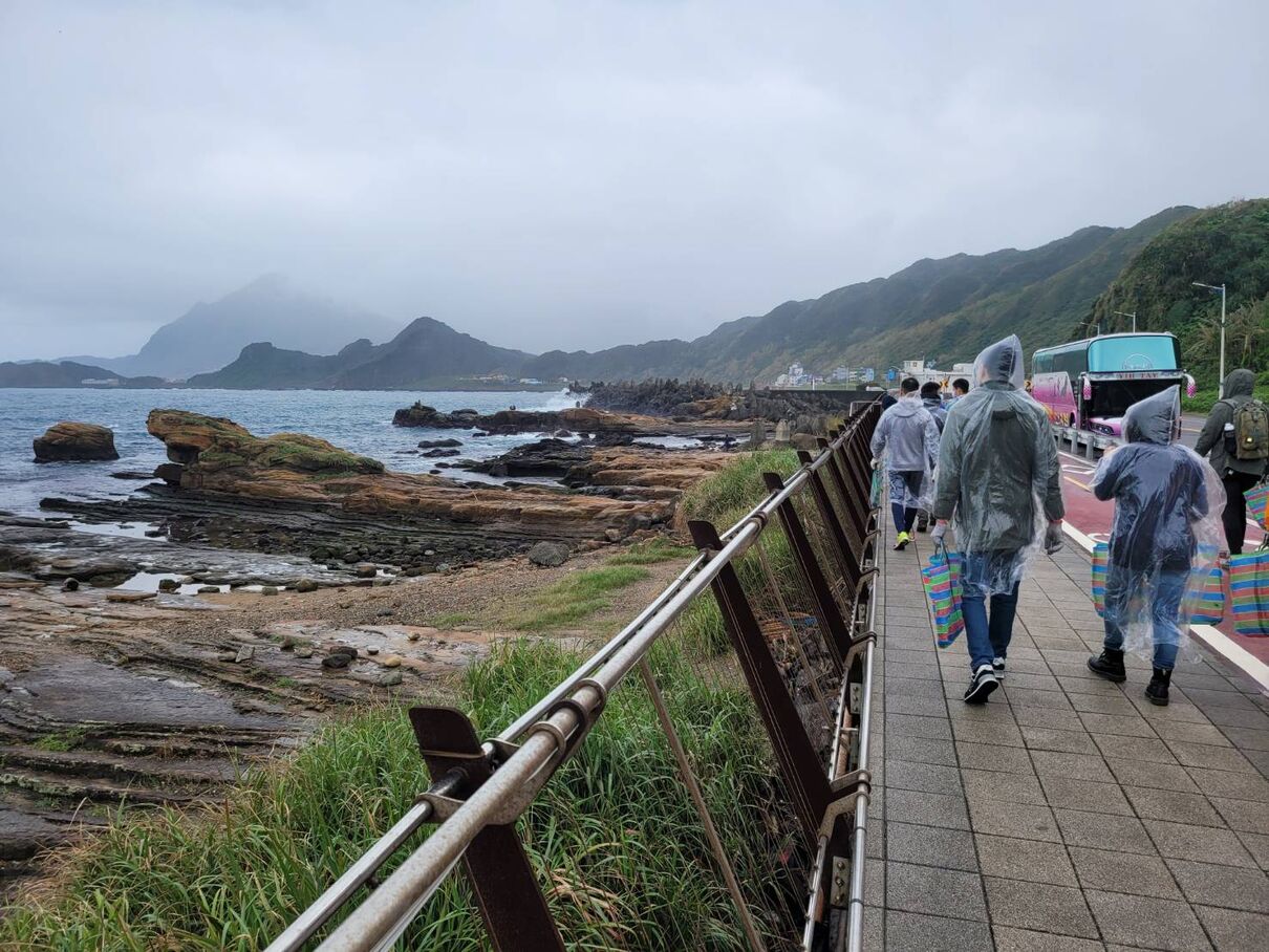 Paysage de plage et personnes marchant sur la promenade