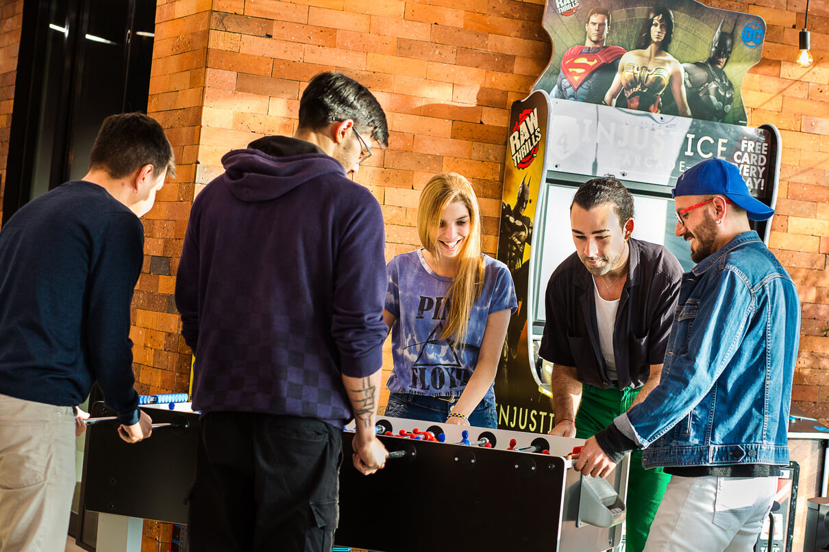 5 personnes jouant au babyfoot